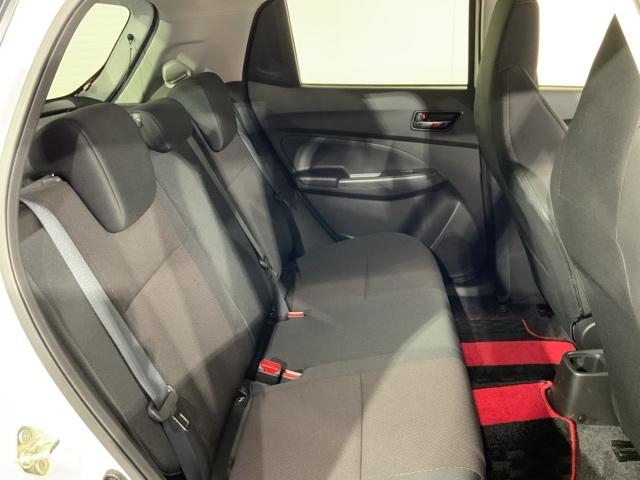 セカンドシートも足元・膝周りにゆとりを十分確保しています。