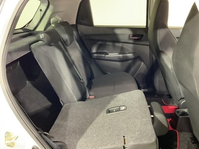 後席背もたれを倒せばちょっと大きめの荷物や長いものを積みたい時に便利です。