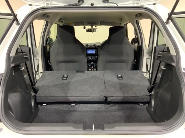 後席背もたれを倒せばちょっと大きめの荷物や長いものを積みたい時に便利です。