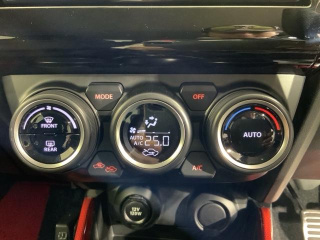 操作性の良いエアコンパネル。