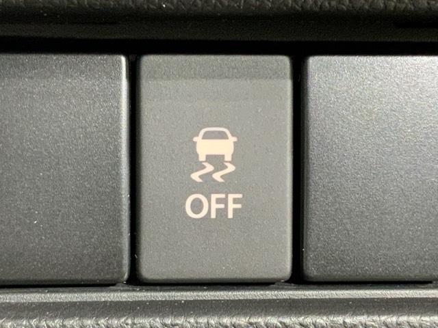 ＶＳＡが、走行中の車のタイヤのスリップを感知して、安全な走行を確保します。