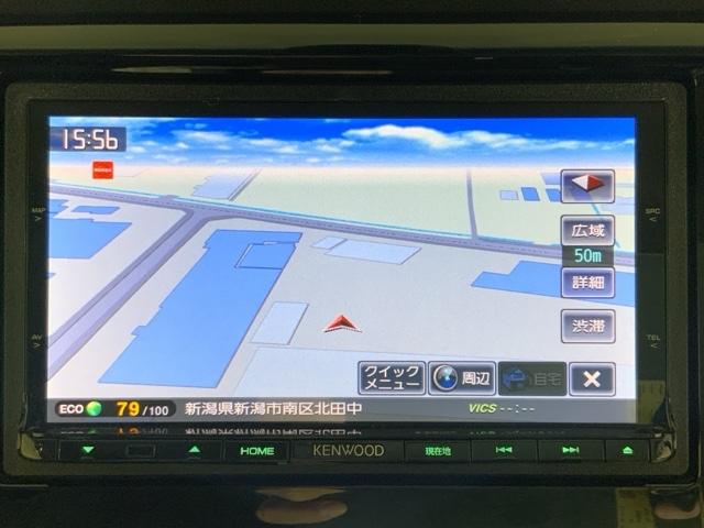 ダッシュボードに自然に溶け込むようにデザインされたインテリアパネルに社外メモリーナビゲーションを装備。