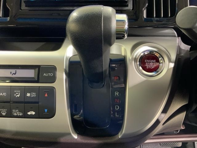 自然に手が届く距離に配置されたシフトレバー