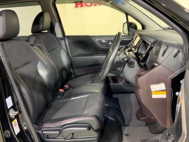 乗降がしやすい運転席。高さが調節できて小柄な女性でもベストポジションをとることができます。