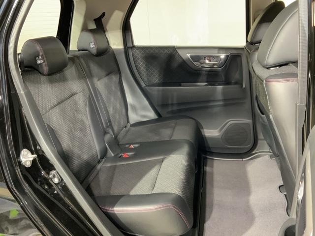 セカンドシートも足元・膝周りにゆとりを十分確保しています。