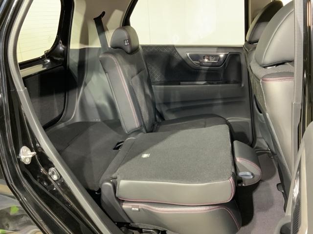 後席背もたれを倒せばちょっと大きめの荷物や長いものを積みたい時に便利です。