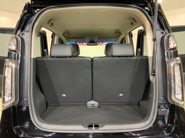 後席のシートをスライドさせると、広い荷室空間が生まれます