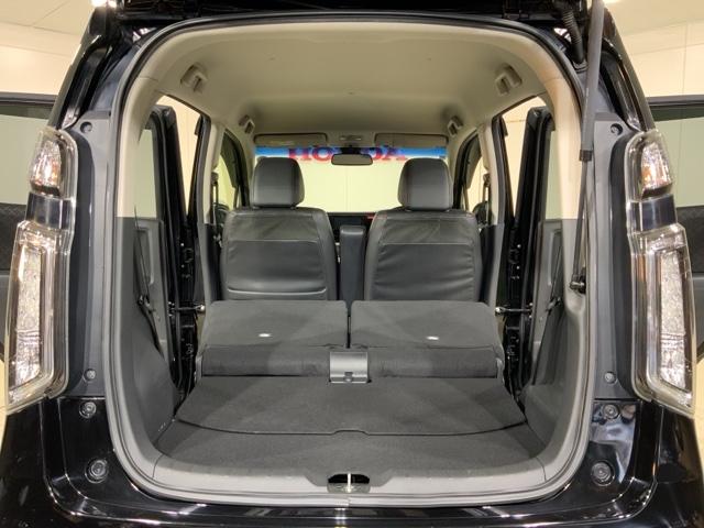 後席背もたれを倒せばちょっと大きめの荷物や長いものを積みたい時に便利です。