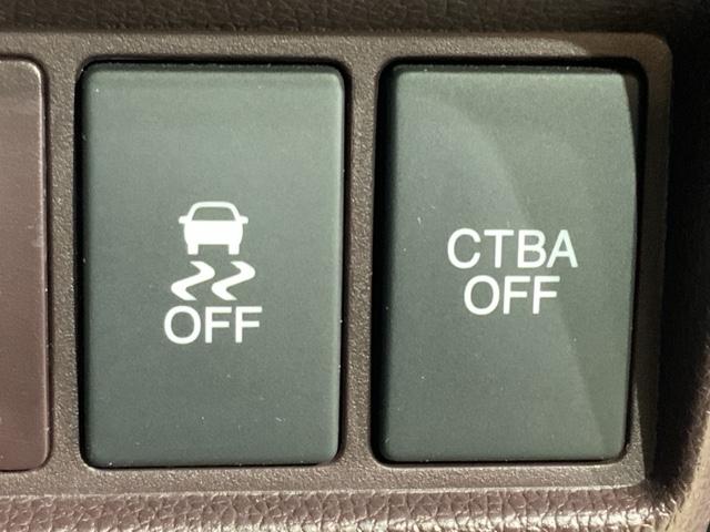 ＶＳＡが、走行中の車のタイヤのスリップを感知して、安全な走行を確保します。