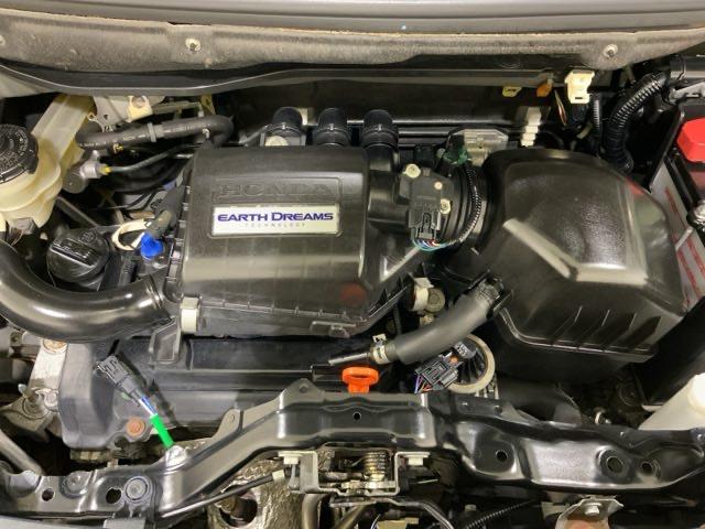 コンパクトなエンジンルームで、室内空間を確保しています。ホンダのＭＭ思想（マンマキシマム・メカミニマム）は今でも受け継がれています