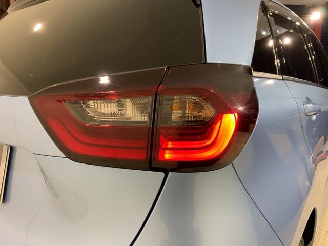 フィット ホーム　いまコレ＋新品マット付ＨｏｎｄａＳＥＮＳＩＮＧＲカメラ　衝突軽減ブレーキ　リアカメ　ＬＥＤライト　クリアランスソナー　記録簿付　エアバッグ　ｉストップ　スマ－トキ－　盗難防止装置　Ｗエアバック　ＶＳＡ（19枚目）