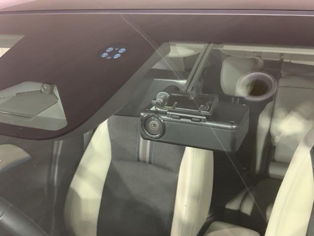 ヴェゼル ｅ：ＨＥＶＰＬａＹ　当社デモカーアップＨｏｎｄａＳＥＮＳＩＮＧＭナビ　衝突被害軽減ブレーキ　カーテンエアバッグ　盗難防止装置　アイドルストップ　Ｐセンサー　ＡＢＳ　ＥＳＣ　フルオートエアコン　リアカメラ　シートヒータ（4枚目）