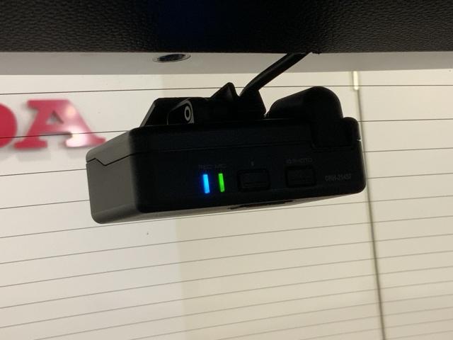 ヴェゼル ｅ：ＨＥＶＰＬａＹ　当社デモカーアップＨｏｎｄａＳＥＮＳＩＮＧＭナビ　衝突被害軽減ブレーキ　カーテンエアバッグ　盗難防止装置　アイドルストップ　Ｐセンサー　ＡＢＳ　ＥＳＣ　フルオートエアコン　リアカメラ　シートヒータ（5枚目）