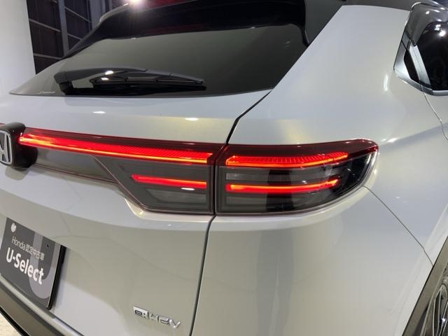 ヴェゼル ｅ：ＨＥＶＰＬａＹ　当社デモカーアップＨｏｎｄａＳＥＮＳＩＮＧＭナビ　衝突被害軽減ブレーキ　カーテンエアバッグ　盗難防止装置　アイドルストップ　Ｐセンサー　ＡＢＳ　ＥＳＣ　フルオートエアコン　リアカメラ　シートヒータ（19枚目）