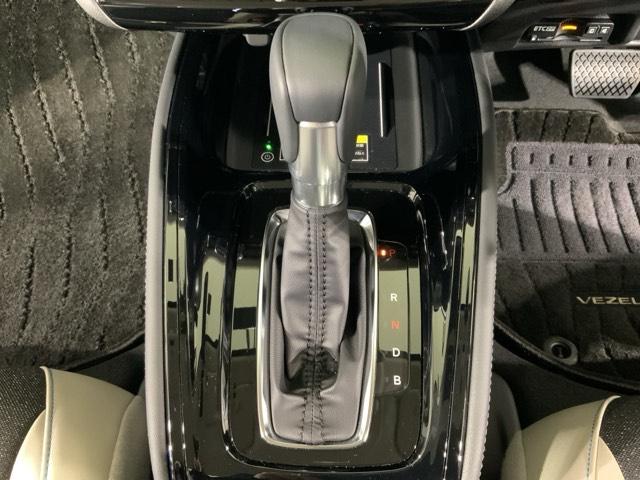 ヴェゼル ｅ：ＨＥＶＰＬａＹ　当社デモカーアップＨｏｎｄａＳＥＮＳＩＮＧＭナビ　衝突被害軽減ブレーキ　カーテンエアバッグ　盗難防止装置　アイドルストップ　Ｐセンサー　ＡＢＳ　ＥＳＣ　フルオートエアコン　リアカメラ　シートヒータ（23枚目）
