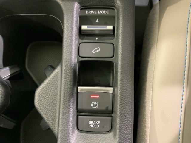 ヴェゼル ｅ：ＨＥＶＰＬａＹ　当社デモカーアップＨｏｎｄａＳＥＮＳＩＮＧＭナビ　衝突被害軽減ブレーキ　カーテンエアバッグ　盗難防止装置　アイドルストップ　Ｐセンサー　ＡＢＳ　ＥＳＣ　フルオートエアコン　リアカメラ　シートヒータ（35枚目）