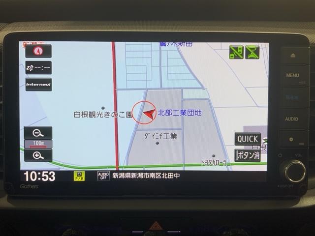 フィット ｅ：ＨＥＶクロスター　ＨｏｎｄａＳＥＮＳＩＮＧコネクトナビＲカメラＬＥＤ　衝突回避システム　フルオートエアコン　前後センサー　ＬＥＤランプ　エアバッグ　サイドエアバック　地デジ　オートクルーズコントロール　ＶＳＡ　ＥＴＣ（2枚目）