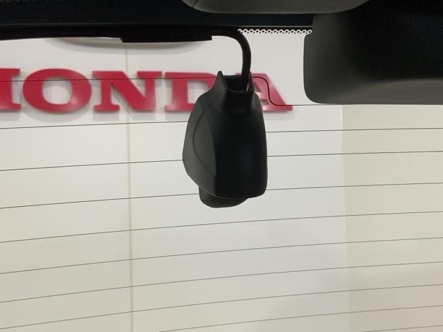 フィット ｅ：ＨＥＶクロスター　ＨｏｎｄａＳＥＮＳＩＮＧコネクトナビＲカメラＬＥＤ　衝突回避システム　フルオートエアコン　前後センサー　ＬＥＤランプ　エアバッグ　サイドエアバック　地デジ　オートクルーズコントロール　ＶＳＡ　ＥＴＣ（5枚目）