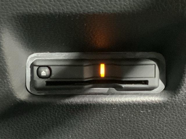 フィット ｅ：ＨＥＶクロスター　ＨｏｎｄａＳＥＮＳＩＮＧコネクトナビＲカメラＬＥＤ　衝突回避システム　フルオートエアコン　前後センサー　ＬＥＤランプ　エアバッグ　サイドエアバック　地デジ　オートクルーズコントロール　ＶＳＡ　ＥＴＣ（6枚目）