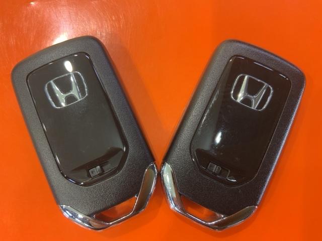 フィット ｅ：ＨＥＶクロスター　ＨｏｎｄａＳＥＮＳＩＮＧコネクトナビＲカメラＬＥＤ　衝突回避システム　フルオートエアコン　前後センサー　ＬＥＤランプ　エアバッグ　サイドエアバック　地デジ　オートクルーズコントロール　ＶＳＡ　ＥＴＣ（8枚目）