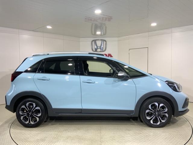 フィット ｅ：ＨＥＶクロスター　ＨｏｎｄａＳＥＮＳＩＮＧコネクトナビＲカメラＬＥＤ　衝突回避システム　フルオートエアコン　前後センサー　ＬＥＤランプ　エアバッグ　サイドエアバック　地デジ　オートクルーズコントロール　ＶＳＡ　ＥＴＣ（16枚目）