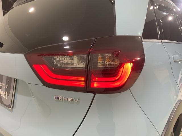 フィット ｅ：ＨＥＶクロスター　ＨｏｎｄａＳＥＮＳＩＮＧコネクトナビＲカメラＬＥＤ　衝突回避システム　フルオートエアコン　前後センサー　ＬＥＤランプ　エアバッグ　サイドエアバック　地デジ　オートクルーズコントロール　ＶＳＡ　ＥＴＣ（20枚目）