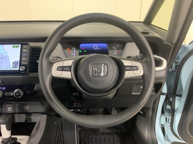 フィット ｅ：ＨＥＶクロスター　ＨｏｎｄａＳＥＮＳＩＮＧコネクトナビＲカメラＬＥＤ　衝突回避システム　フルオートエアコン　前後センサー　ＬＥＤランプ　エアバッグ　サイドエアバック　地デジ　オートクルーズコントロール　ＶＳＡ　ＥＴＣ（22枚目）