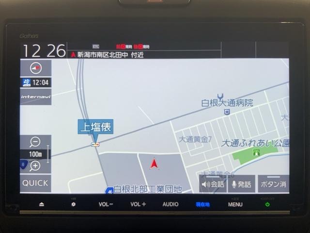 ダッシュボードに自然に溶け込むようにデザインされた純正メモリーナビゲーション。