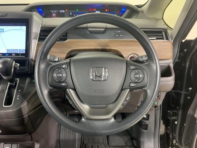 ハンドルスイッチで、走行中もハンドルから手を離すことなく、安全にオーディオをコントロールでき、クルーズコントロールで、高速道路を走行時の負担を軽減します。