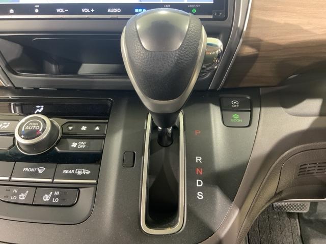 自然に手が届く距離に配置されたシフトレバー