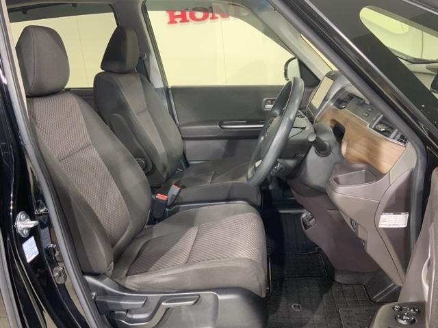 乗降がしやすい運転席。高さが調節できて小柄な女性でもベストポジションをとることができます。