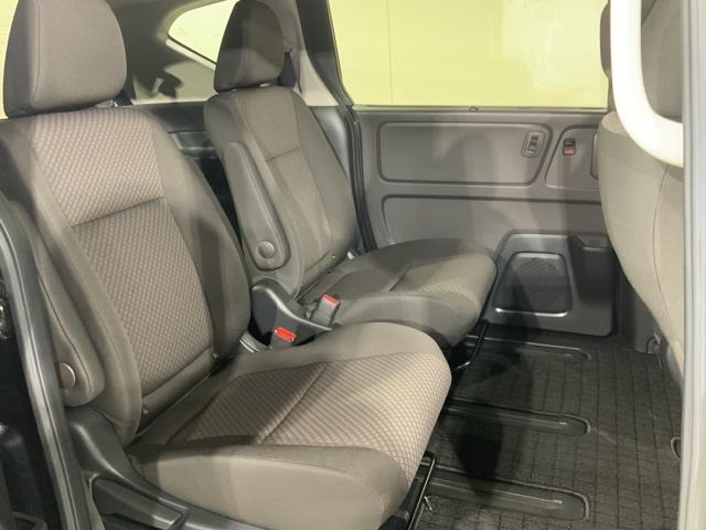 セカンドシートも足元・膝周りにゆとりを十分確保しています。