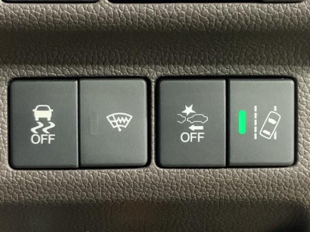 ＶＳＡが走行中の車のタイヤのスリップを感知して、安全な走行を確保。フロントガラス部に配置された熱線が固着したワイパーラバーの氷塊の除去。