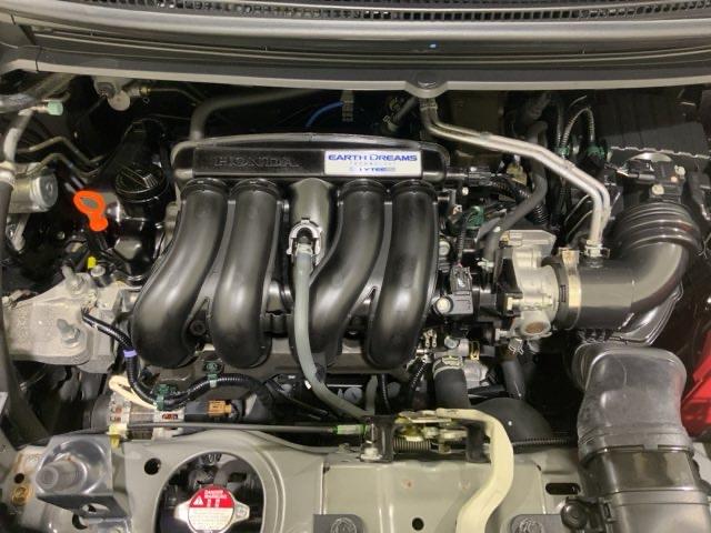 コンパクトなエンジンルームで、室内空間を確保しています。ホンダのＭＭ思想（マンマキシマム・メカミニマム）は今でも受け継がれています