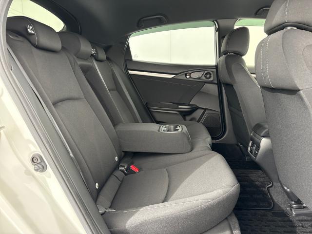 シビック ハッチバック いまコレ+新品マット付HondaSENSINGMナビ 追突軽減ブレーキ 盗難防止装置 Bモニター 整備記録簿 横滑防止 シートヒーター付き LEDライト フルセグTV スマートキー AAC ナビ・TV(17枚目)