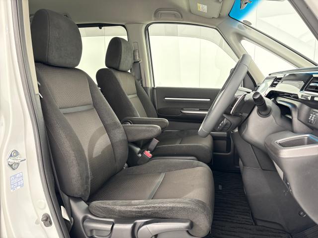 乗降がしやすい運転席。高さが調節できて小柄な方でも運転しやすいポジションをとることができます。