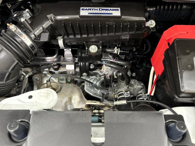コンパクトなエンジンルームで、室内空間を確保しています。ホンダのＭＭ思想（マンマキシマム・メカミニマム）は今でも受け継がれています。