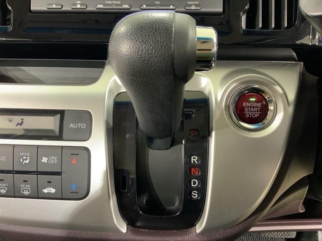 ���R�Ɏ肪�͂������ɔz�u���ꂽ�V�t�g���o�[�B