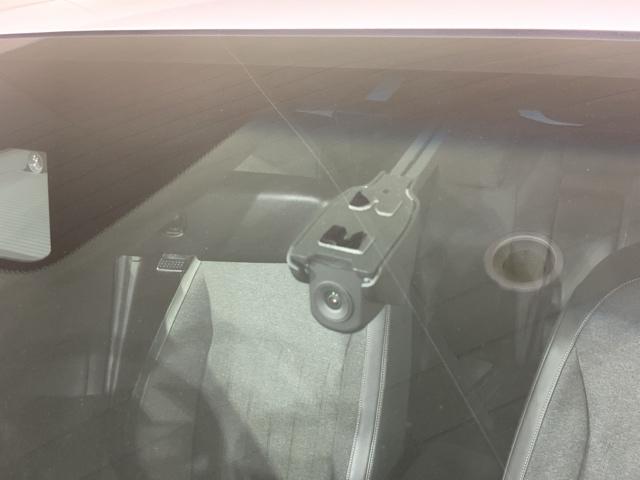 フィット ｅ：ＨＥＶホーム　ＨｏｎｄａＳＥＮＳＩＮＧコネクトナビ前後ドラレコ　前後誤発進抑制機能　クリソナ　助手席エアバッグ　運転席エアバッグ　アイドリングストップ　ＬＥＤライト　ＵＳＢ接続　バックカメラ　ＡＢＳ　フルセグＴＶ（4枚目）