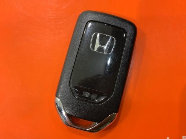 フィット ｅ：ＨＥＶホーム　ＨｏｎｄａＳＥＮＳＩＮＧコネクトナビ前後ドラレコ　前後誤発進抑制機能　クリソナ　助手席エアバッグ　運転席エアバッグ　アイドリングストップ　ＬＥＤライト　ＵＳＢ接続　バックカメラ　ＡＢＳ　フルセグＴＶ（6枚目）