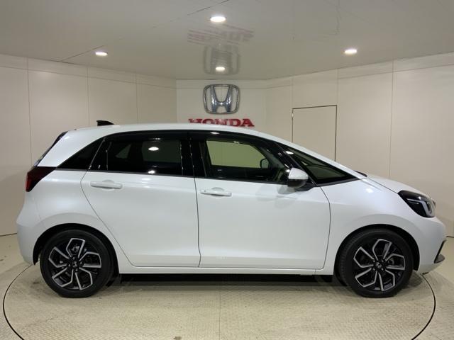 フィット ｅ：ＨＥＶホーム　ＨｏｎｄａＳＥＮＳＩＮＧコネクトナビ前後ドラレコ　前後誤発進抑制機能　クリソナ　助手席エアバッグ　運転席エアバッグ　アイドリングストップ　ＬＥＤライト　ＵＳＢ接続　バックカメラ　ＡＢＳ　フルセグＴＶ（18枚目）