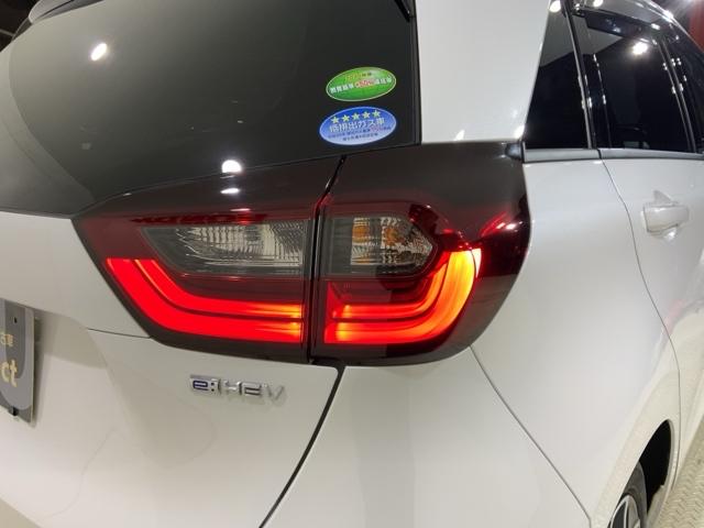 フィット ｅ：ＨＥＶホーム　ＨｏｎｄａＳＥＮＳＩＮＧコネクトナビ前後ドラレコ　前後誤発進抑制機能　クリソナ　助手席エアバッグ　運転席エアバッグ　アイドリングストップ　ＬＥＤライト　ＵＳＢ接続　バックカメラ　ＡＢＳ　フルセグＴＶ（21枚目）