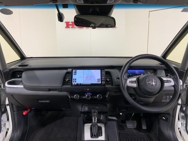 フィット ｅ：ＨＥＶホーム　ＨｏｎｄａＳＥＮＳＩＮＧコネクトナビ前後ドラレコ　前後誤発進抑制機能　クリソナ　助手席エアバッグ　運転席エアバッグ　アイドリングストップ　ＬＥＤライト　ＵＳＢ接続　バックカメラ　ＡＢＳ　フルセグＴＶ（22枚目）