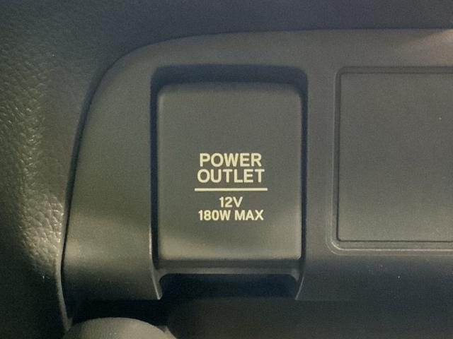 フィット ｅ：ＨＥＶホーム　ＨｏｎｄａＳＥＮＳＩＮＧコネクトナビ前後ドラレコ　前後誤発進抑制機能　クリソナ　助手席エアバッグ　運転席エアバッグ　アイドリングストップ　ＬＥＤライト　ＵＳＢ接続　バックカメラ　ＡＢＳ　フルセグＴＶ（40枚目）