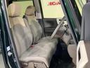 乗降がしやすい運転席。高さが調節できて小柄な女性でもベストポジションをとることができます。