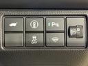 ｅ：ＨＥＶＰＬａＹ　ＨｏｎｄａＳＥＮＳＩＮＧコネクトナビＲカメラ　衝突被害軽減ブレーキ　カーテンエアバッグ　盗難防止装置　アイドルストップ　Ｐセンサー　ＡＢＳ　ＥＳＣ　フルオートエアコン　リアカメラ　シートヒータ　ＥＴＣ（34枚目）