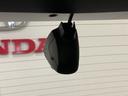 ヴェゼル ｅ：ＨＥＶＺ　ＨｏｎｄａＳＥＮＳＩＮＧコネクトナビＲカメラＥＴＣ　盗難防止装置　ドラレコ付き　記録簿　フルセグテレビ　スマ－トキ－　ＥＴＣ車載器　アクティブクルーズ　Ｐセンサー　サイドエアバッグ　ナビＴＶ　４ＷＤ車（5枚目）