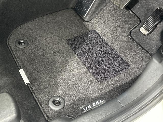 ヴェゼル ハイブリッドＺ・ホンダセンシング　整備記録簿　横滑防止装置　バックガイドモニター　ＬＥＤライト　シートＨ　ＵＳＢ　ナビＴＶ　ＡＣ　サイドエアバック　アクティブクルーズコントロール　ＡＢＳ　ＥＴＣ（17枚目）