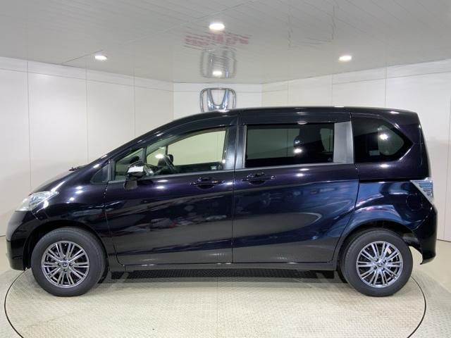 フリード Gジャストセレクション エアバッグ 記録簿 Sキー 盗難防止システム フルタイム4WD DVD再生 Bカメラ 3列シート パワーウィンドウ フルセグTV ESC 助手席エアバック キーレスエントリー(4枚目)