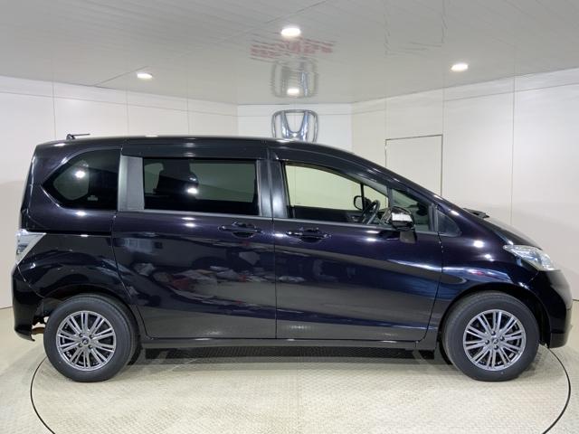 フリード Gジャストセレクション エアバッグ 記録簿 Sキー 盗難防止システム フルタイム4WD DVD再生 Bカメラ 3列シート パワーウィンドウ フルセグTV ESC 助手席エアバック キーレスエントリー(8枚目)